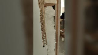 Sellador adhesivo de espuma ignífuga para puertas y ventanas